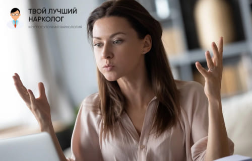 Девушка в гневе развела руки в стороны